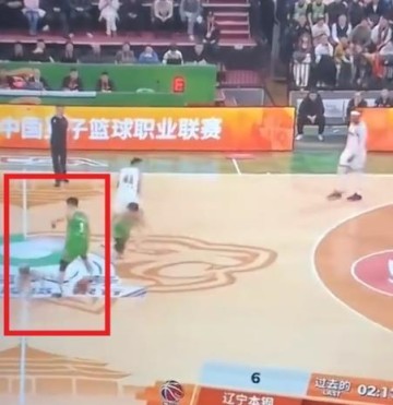 世界杯高清直播-什么情况？辽粤大战争议画面曝光 徐杰被撞倒 技术台人员竟鼓掌